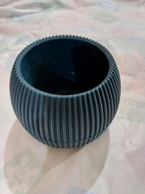 Plastic flowerpot used, diameter 14.6 cm, height 11.5 cm