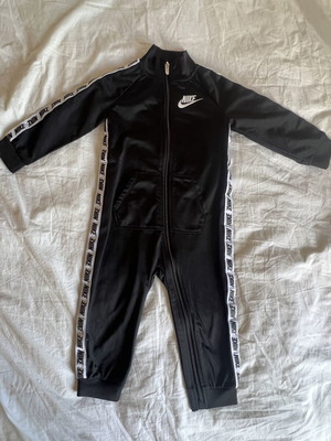 Nike toddler jumpsuit like new, black and white, size 92 cm