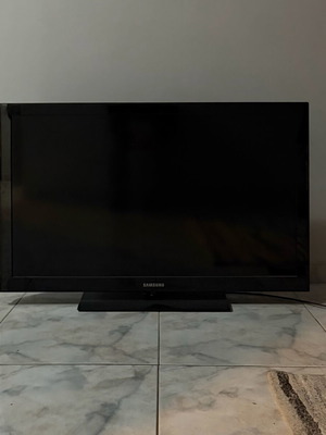 Samsung 40-инчов Full HD телевизор като нов с дистанционно