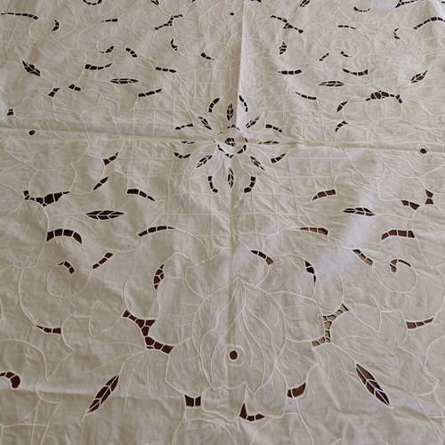 Cutwork tablecloth 160 centimeters like new