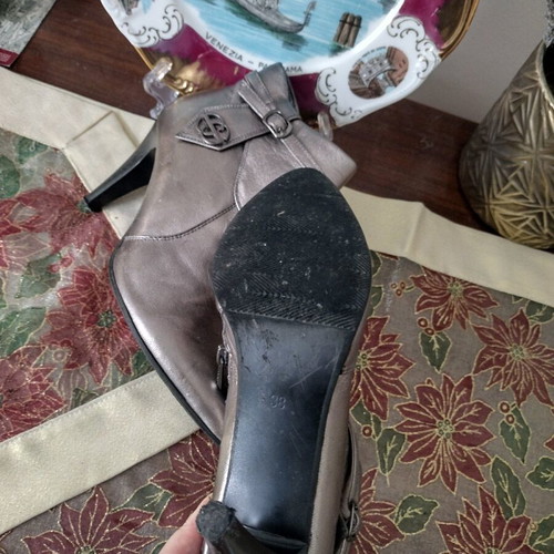 Silver boots like new, size about 37