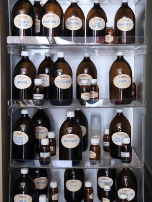 Βιτρίνα κινούμενη από plexyglass μεταχειρισμένη με φωτισμό και ντουλαπάκι