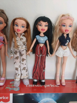 Bratz lot with accessories like new