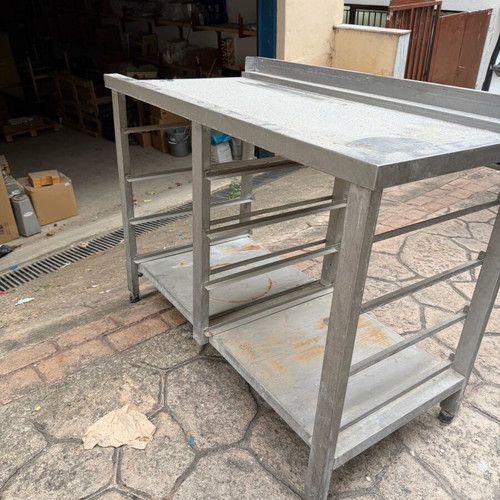 Stainless steel sinks, lantsa, table and baking tray racks used