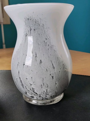 Glass vase like new, height 17 cm