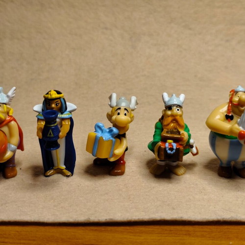 Rare collectible Asterix figures from Kinder set of 10 like new