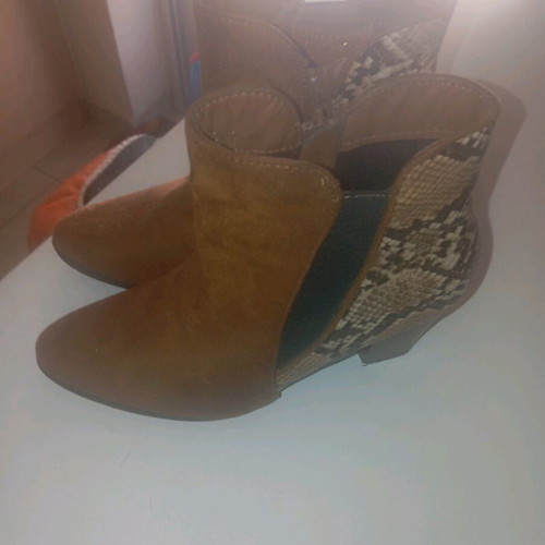 Suede ankle boots with snake pattern size 37 like new, brown