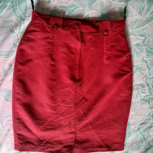 Red skirt like new with back zipper size M