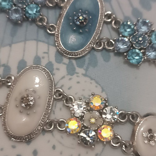 Set of 2 women's vintage style bracelets, blue and white