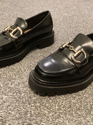 Loafers H&M 39 μαύρα με χρυσαφί λεπτομέρειες σαν καινούργια, ελάχιστα χρησιμοποιημένα