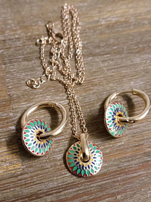 Retro women's jewelry set with earrings and necklace new