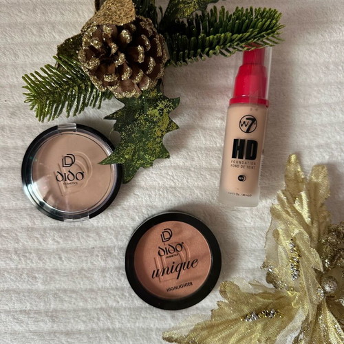 Cosmetic set new with HD foundation, pressed powder and highlighter