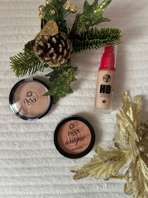 Set cosmetic καινούργιο με HD foundation, πούδρα και highlighter