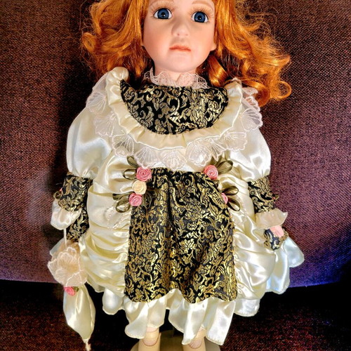 Leonardo Colection porcelain collector dolls like new