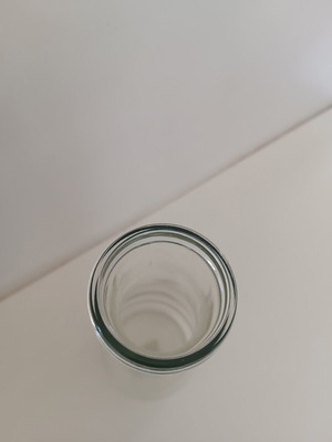 Γυάλινο μπουκάλι καράφα σαν καινούργιο, διάφανο με στενό λαιμό και σπείρωμα