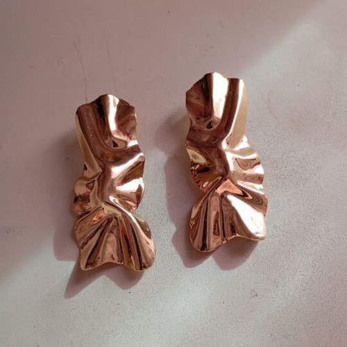 Gold earrings new, golden color