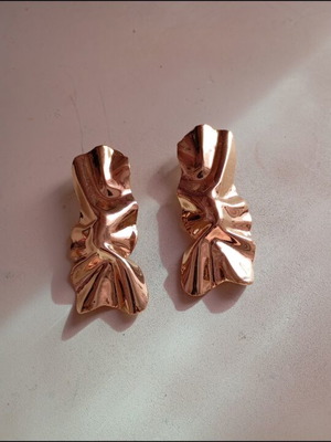 Gold earrings new, golden color