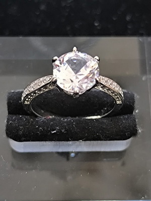 Solitaire ring with large white stone and decorative stones new