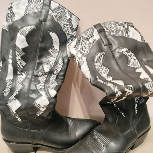 Boot black and white color like new, size 40