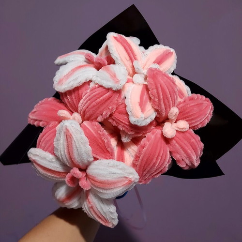 Handmade bouquet with 6 pink and white flowers, like new