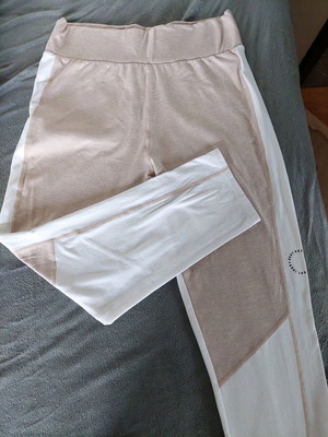 DKNY sports capri leggings medium beige and white like new