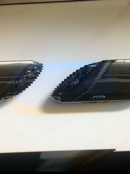 Sony Play Station Vita 1104 cellular + Θυκη + Sdtovita card + Φορτιστή + 8 gigabyte Sony memory card