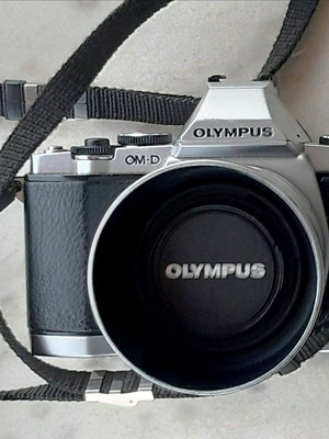 Olympus OM-D-EM5 επαγγελματική ψηφιακή μηχανή σαν καινούργιο με φακό M.Zuiko 45mm f:1.8