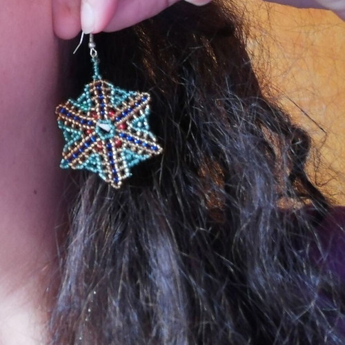 Handmade star-shaped beaded earrings new, green and gold