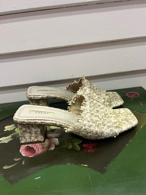 Shoes new with very comfortable heel, size 37, beige