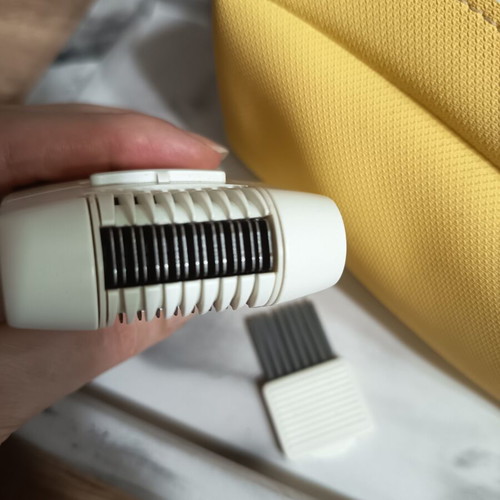 Braun Silk-épil Comfort epilator with yellow carrying case