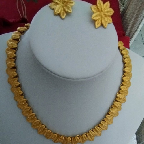 Vintage leaf necklace with clip-on earrings like new, gold tone
