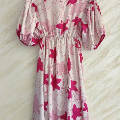 Satin midi dress with puff sleeves and floral pattern made in Italy like new, pink