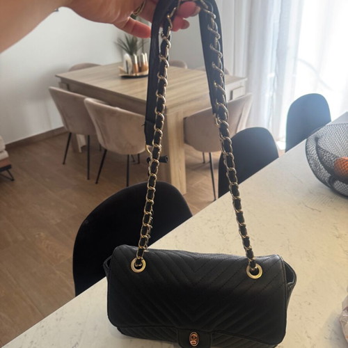 Bag crossbody black like new, medium size
