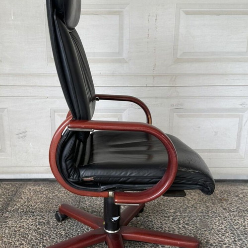 Comforto Executive Chair used, leather with wooden arms