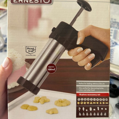 Biscuit press new with 10 shape discs and 8 decorating nozzles