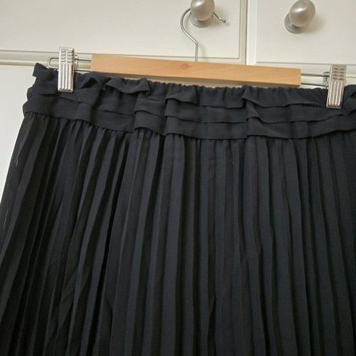 Sisley pleated black skirt like new, size M-L