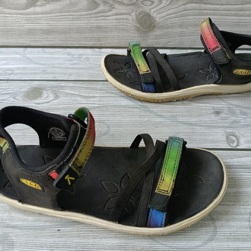 Keen sandals size 31 like new, colorful