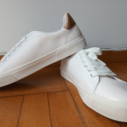 Casual athletic shoes new, white, size 39