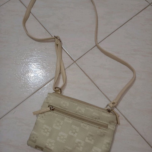 Cream shoulder bag crossbody like new with silver details