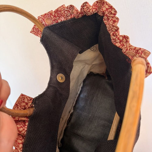 Handbag like new with unique design and large capacity, black and red