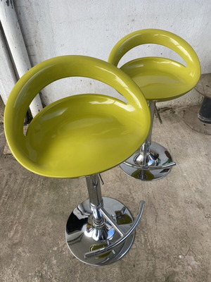 Bar stools set of 2 used, green with chrome base and adjustable height
