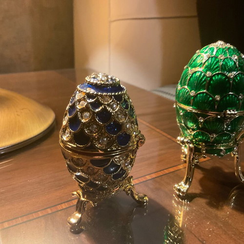 Decorative eggs with 4 glass miniatures, like new