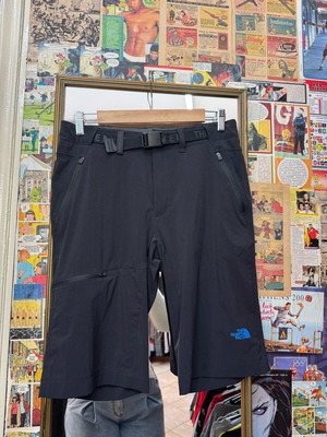 The North Face bermuda shorts like new with belt, size S
