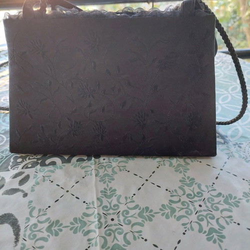 Embossed vintage black shoulder bag like new
