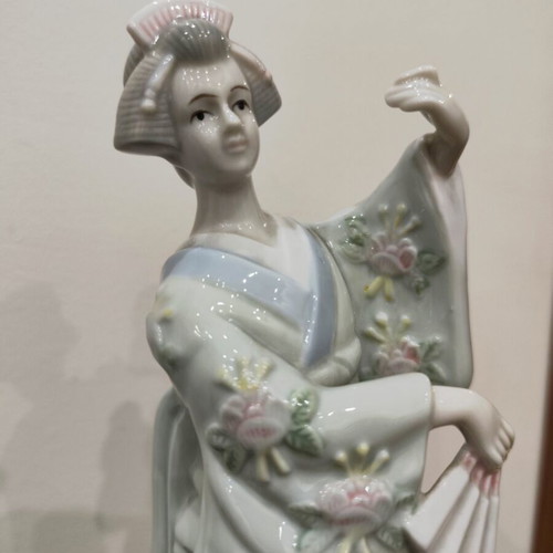 Vintage Porcelain Geisha Figurine with Fan 25 cm like new