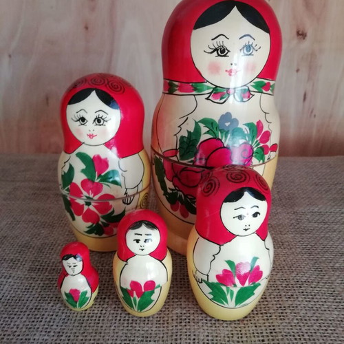 Vintage wooden Babushka 5 dolls like new