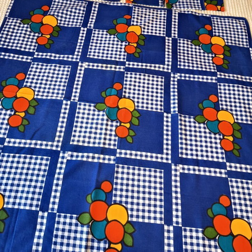 Vintage linen tablecloth 120x118 cm with 6 blue checkered fruit napkins like new