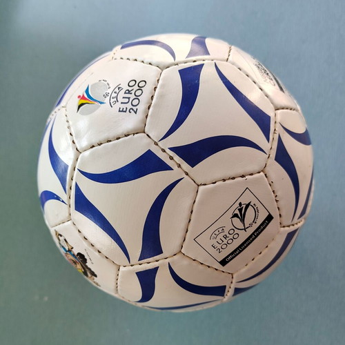 Euro 2000 Nestlé Collectible Soccer Ball like new, authentic