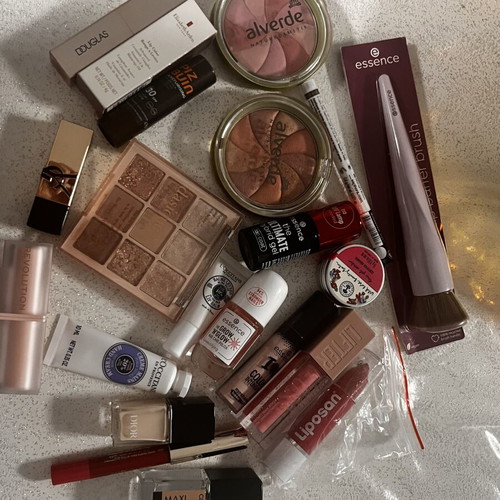 Makeup set like new, assorted cosmetics