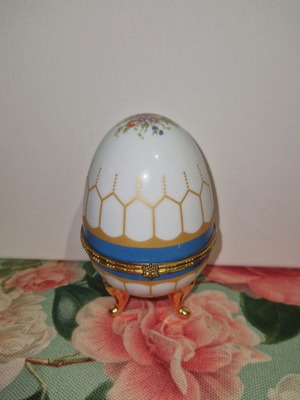 Limoge porcelain decorative egg like new
